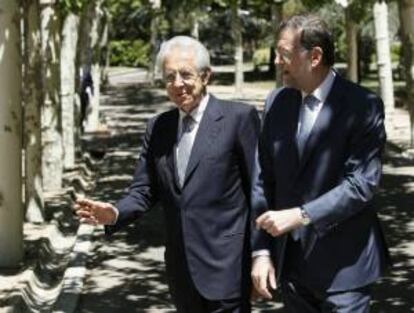 El presidente del Gobierno espa?ol, Mariano Rajoy (d), y su homlogo italiano, Mario Monti. EFE/Archivo