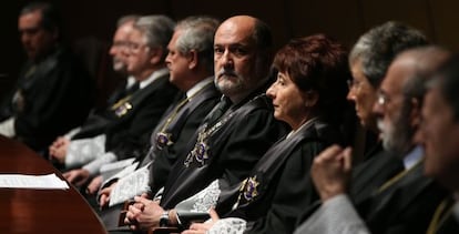 Pleno del Constitucional en la toma de posesión del magistrado Ricardo Enríquez sancho ( en el centro).