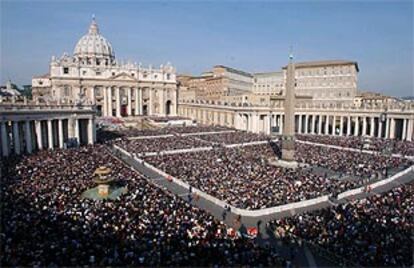 La plaza de San Pedro en Roma, durante la ceremonia de canonización de Josemaría Escrivá de Balaguer. VISTA AÉREA - ESCENA