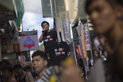 Un hombre da un discurso sobre el 25º aniversario de la matanza de la plaza de Tiananmen cerca del parque Victoria varias horas antes del comienzo de una vigilia anual en Hong Kong (China). Hong Kong es la única ciudad china donde se celebran eventos para conmemorar la matanza que se produjo hace 25 años y que puso fin a casi siete semanas de protestas contra la corrupción y a favor de la democracia. 