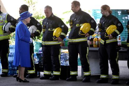 La reina Isabel II visita la zona del incendio.
