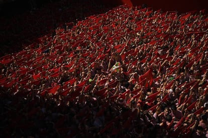 Miles de pañuelos rojos durante la celebración del Chupinazo en la plaza del Ayuntamiento de Pamplona.