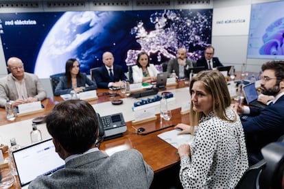 La vicepresidenta tercera y ministra para la Transición Ecológica y el Reto Demográfico, Sara Aagesen, y la presidenta de Red Eléctrica Española, Beatriz Corredor, asisten a la reunión del comité para el análisis de la crisis eléctrica, este sábado.