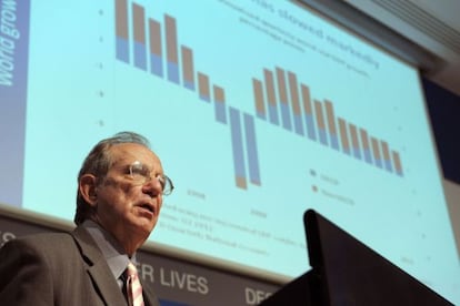 El economista jefe de la OCDE, Pier Carlo Padoan, presenta el informe.