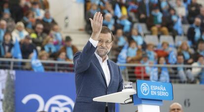 El presidente del Gobierno, Mariano Rajoy, durante el acto central de su partido que se ha celebrado en la plaza de toros de la localidad madrileña de Las Rozas.