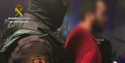 Imagen facilitada por la Guardia Civil de uno de los dos imanes que han sido detenidos.