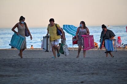 GRAF3186. MARBELLA, 18/08/2020.- Vista de una de las playas de Marbella hoy martes. Marbella ha decretado el cierre de sus playas en horario nocturno, a partir de las 21.30h. EFE/Antonio Paz