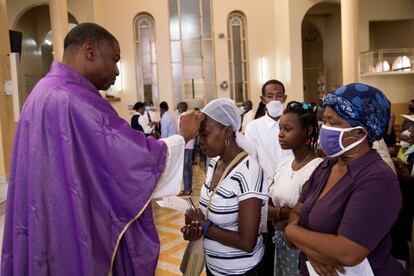 Fieles participan en la misa del miércoles de ceniza en la iglesia Saint Pierre de Puerto Príncipe, Haití.