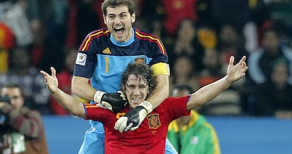 Carles Puyol e Iker Casillas celebran el final del España-Alemania del Mundial de Sudáfrica.