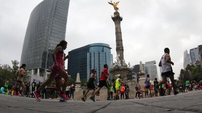 La ruta del maratón pasó por el Ángel de la Independencia 