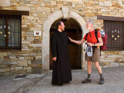 El monje Juan Antonio Torres atiende a un peregrino italiano en el monasterio de San Salvador de Monte Irago, en Rabanal del Camino.
