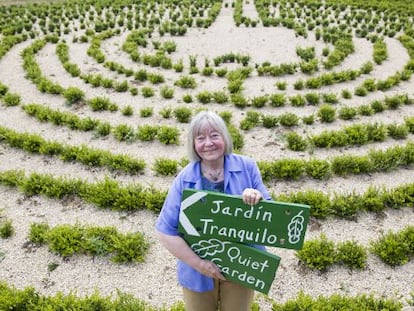 Laurie Dennet, ante el laberinto que todav&iacute;a crece en su jard&iacute;n de A Lag&uacute;a (Pedrafita do Cebreiro).