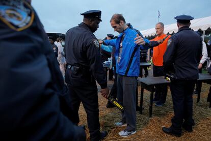 Un participante del Maratón de Nueva York pasa uno de los controles de seguridad de la popular carrera, el 5 de noviembre de 2017.