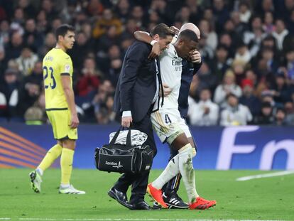 David Alaba se retira lesionado del partido contra el Villarreal en el Bernabéu.