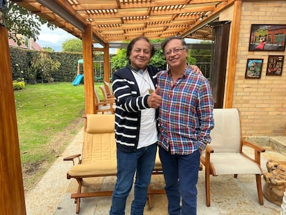 Juan Fernando Petro y su hermano, Gustavo Petro, en la casa que tiene el presidente en Chía, al norte de Bogotá.