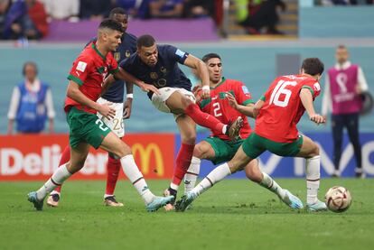 Kylian Mbappe, durante el partido entre Francia y Marruecos, semifinal del Mundial de Qatar, en el estadio Al Bayt el martes.