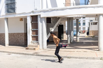 El número 32 de la calle Siembra, en la barriada de Cruz de Mayo en Sanlúcar de Barrameda, es el último narcopiso desmantelado en La Pinilla. 
