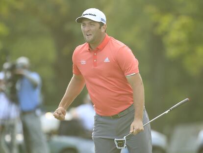 Rahm celebra el putt ante Dustin Johnson.