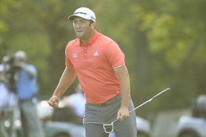 Rahm celebra el putt ante Dustin Johnson.