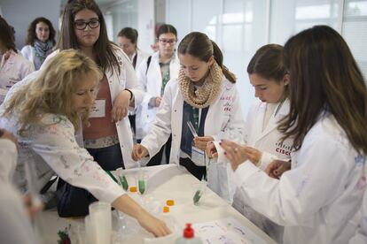 Melissa Rancourt, presidenta de G4G, en uno de los talleres celebrados en Sevilla con niñas de entre 11 y 15 años.