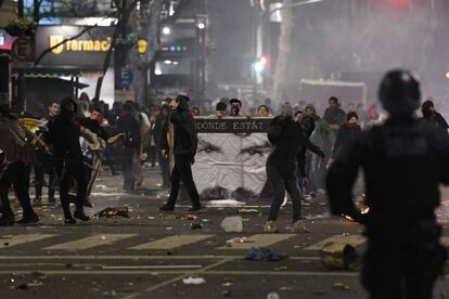 Un grupo de manifestantes arrojan piedras a la polic&iacute;a tras la marcha por la aparici&oacute;n con vida de Santiago Maldonado.