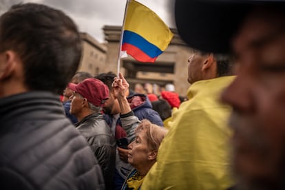 Manifestantes durante las marchas convocadas por el presidente Gustavo Petro en la plaza de Bolívar en Bogotá (Colombia), el 18 de marzo del 2025.