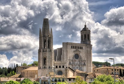 Las escaleronas y la fachada de la Catedral de Santa María de Girona (mezcla de estilos arquitectónicos con una torre del siglo XI) representarán el Gran Septo de Baelor en Desembarco del Rey (King's Landing).