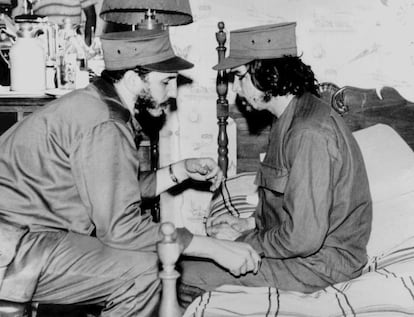El líder cubano Fidel Castro conversa con el guerrillero Ernesto ' Che ' Guevara , en La Habana , poco después de la victoria sobre el régimen de Batista.
