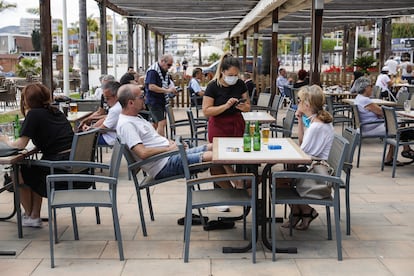 El día de la reapertura de establecimientos hosteleros en Gandia tras el confinamiento.