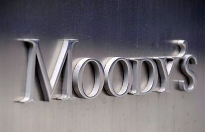 Logo de la agencia de calificación Moody's en su sede de Nueva York (Estados Unidos).