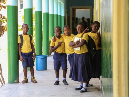 Escuela primaria Zanaki en Dar es Salaam, Tanzania. Abrió en 1957, tiene 1.167 estudiantes y el 54% son niñas.