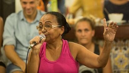 Dona Lindacy Menezes no debate na Garagem das Letras, dia 1&ordm; de fevereiro 