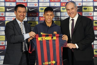 Brazilian star Neymar (center) is presented at Barcelona.