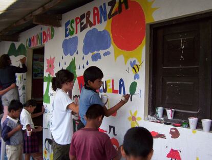 Comunidad Esperanza y, después, la Ciudad de la Esperanza surgieron para dar una oportunidad de futuro a los niños del basurero de Cobán, a través de la educación.
