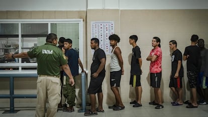 Un grupo de migrantes retenidos en la estación migratoria de Tapachula (Chiapas) hace fila para recibir sus alimentos, en junio pasado.