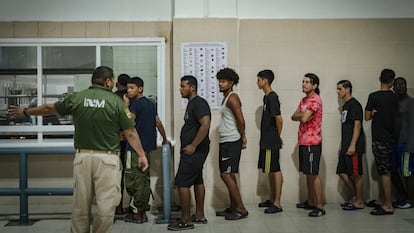 Un grupo de migrantes retenidos en la estacin migratoria de Tapachula (Chiapas) hace fila para recibir sus alimentos, en junio pasado.