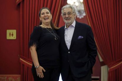 Plácido Domingo junto con la soprano italiana Anna Pirozzi, que encarnan respectivamente a Macbeth y Lady Macbeth.