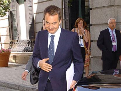 El jefe del Ejecutivo, José Luis Rodríguez Zapatero, abandona el Congreso de los Diputados, tras finalizar la sesión de control y sin hacer referencia al diálogo con ETA.