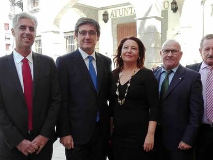 Carmen Crespo, en el centro, frente al Ayuntamiento de Adra.