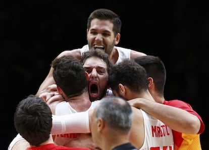 Los jugadores de la selección celebran la victoria.