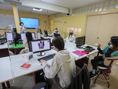 Alumnos y profesores en aulas  del Instituto de Formación Profesional Puerta Bonita (Carabanchel) en sus especialidades de audiovisual y diseño gráfico durante la pandemia de la covid-19.