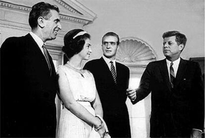 Antonio Garrigues, cuando era embajador español en Washington, acompaña a los príncipes de España, Juan Carlos y Sofía, en su visita al entonces presidente norteamericano, John F. Kennedy, en la Casa Blanca.