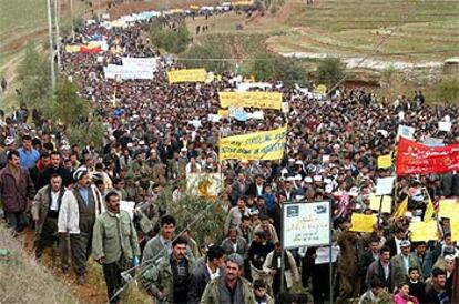 Miles de kurdos iraquíes se manifiestan contra la intervención de Turquía en un posible conflicto con Irak.