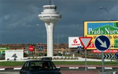 Réplica de la torre de control del aeropuerto de Barajas, en una glorieta de Brunete.