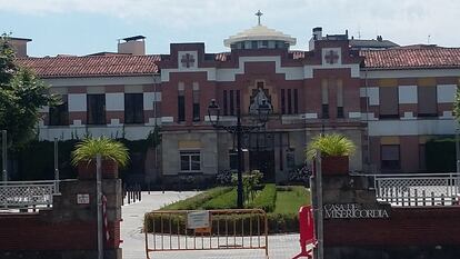 Fachada principal de la Casa de Misericordia de Pamplona.