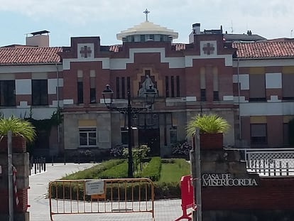 Fachada principal de la Casa de Misericordia de Pamplona.