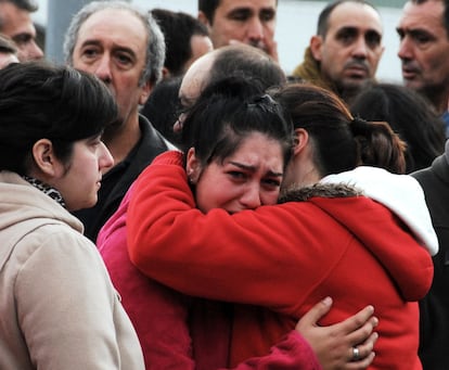 Dos mujeres se abrazan a la espera de noticias de sus familiares. 