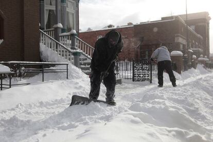 Labores de limpieza de nieve en las calles de Detroit, Michigan