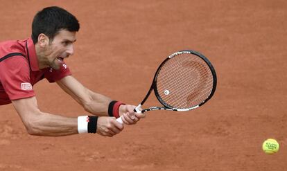 El tenista serbio Novak Djokovic, momentos antes de devolver la pelota al taiwanés Yen-Hsun Lu durante el partido de primera ronda del Roland Garros.