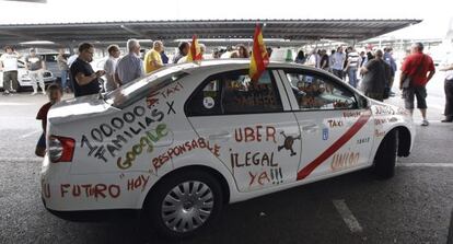 Un taxi con pintadas en protesta por la "ilegalidad" de Uber.